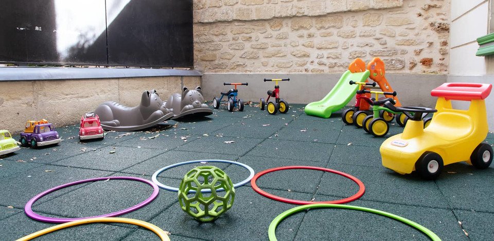 Crèche Paris 17 Chrysalide people&baby espace extérieur jeux enfants voitures vélos toboggan 