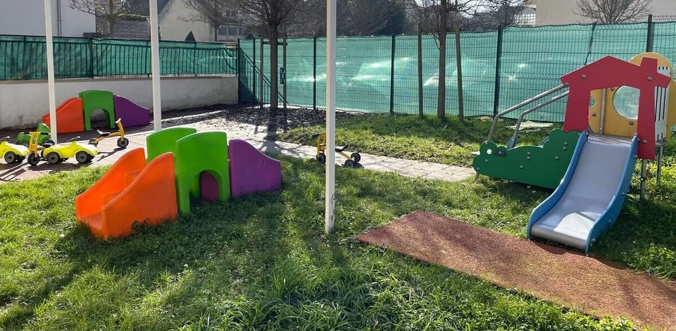 Crèche Wissous Les P'tites Pousses people&baby espace extérieur parc à jeux toboggan vélos enfants
