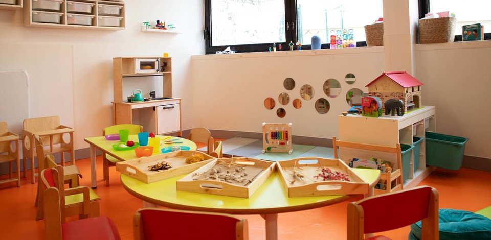 Crèche Boulogne-Billancourt Petit Nuage people&baby espace de vie jeux enfants jeux en bois activité pédagogique