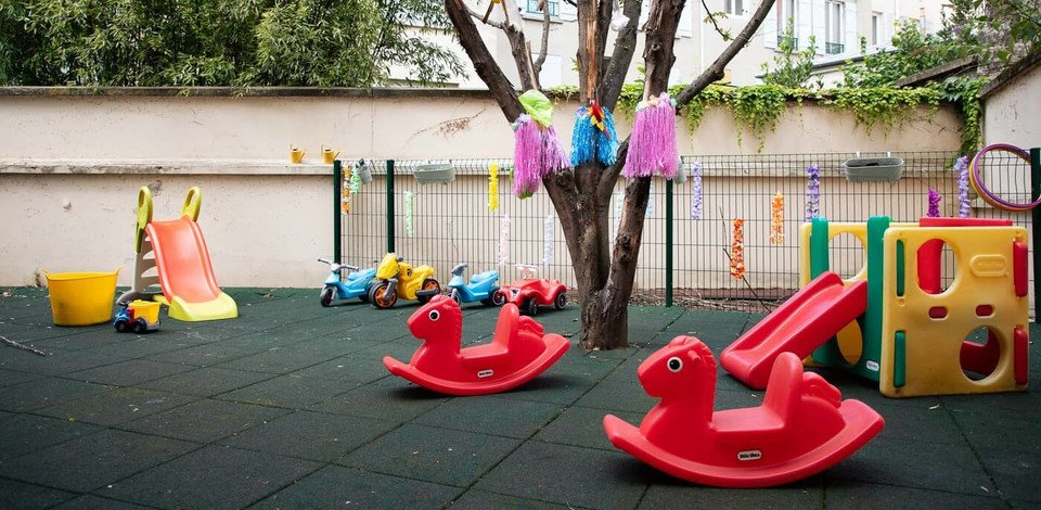 Crèche Boulogne-Billancourt Petit Nuage people&baby espace extérieur jeux enfants toboggan vélos enfants