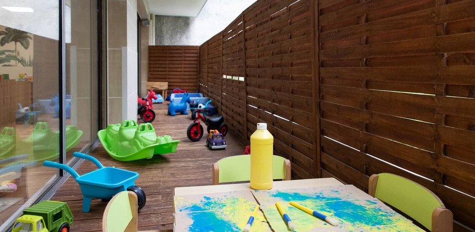 Crèche Puteaux Les Perroquets people&baby espace extérieur activité pédagogique peinture jeux enfants vélo enfant