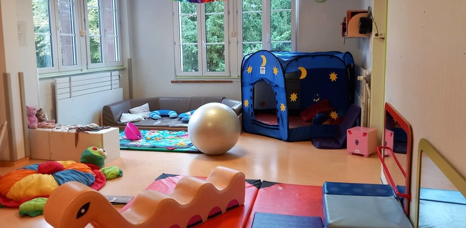 Crèche Sélestat La farandole Multi-accueil people&baby espace de vie tapis de jeux tente 