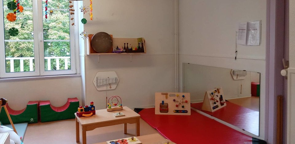 Crèche Sélestat La farandole Multi-accueil people&baby salle de vie miroir jeux d'éveil jeux en bois