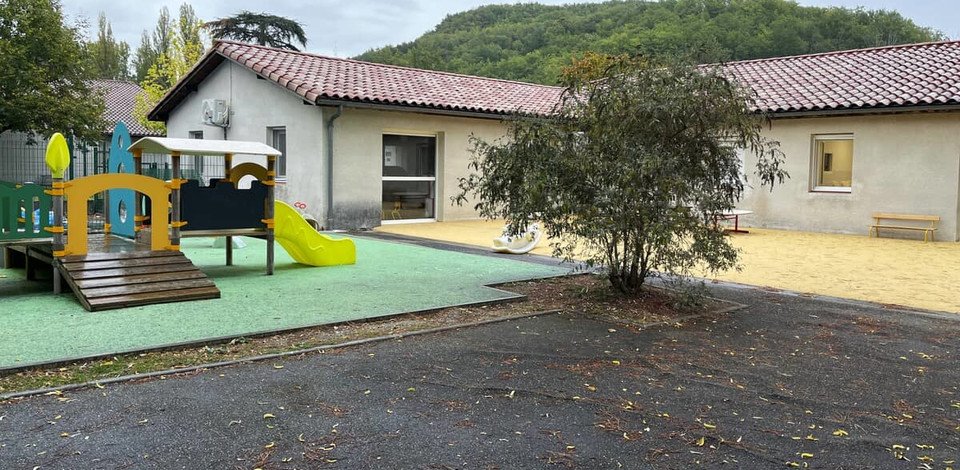 Crèche Bajamont Helianthe people&baby espace extérieur jeux enfants toboggan