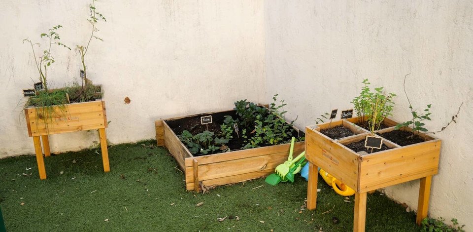 Crèche Marseille Loup et compagnie people&baby espace extérieur potager enfants jardin nature crèche éveil