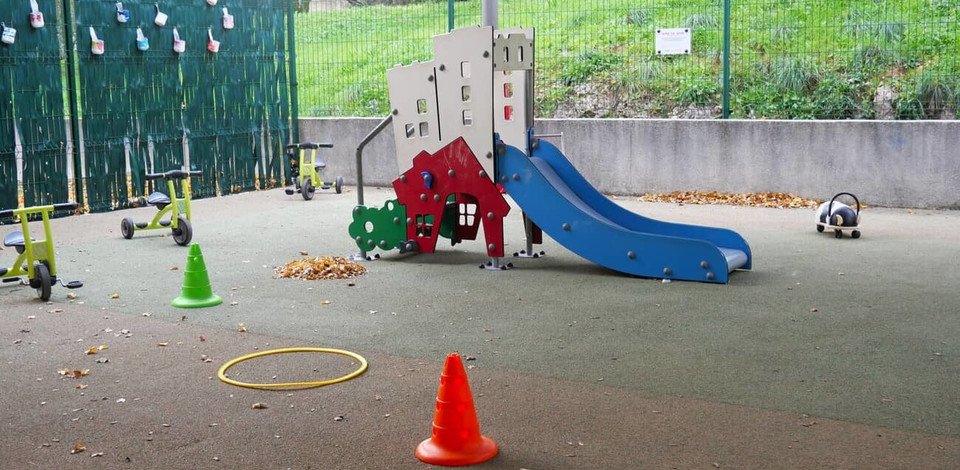 Crèche Marseille Popcorn people&baby espace extérieur toboggan jeux enfants vélos enfants