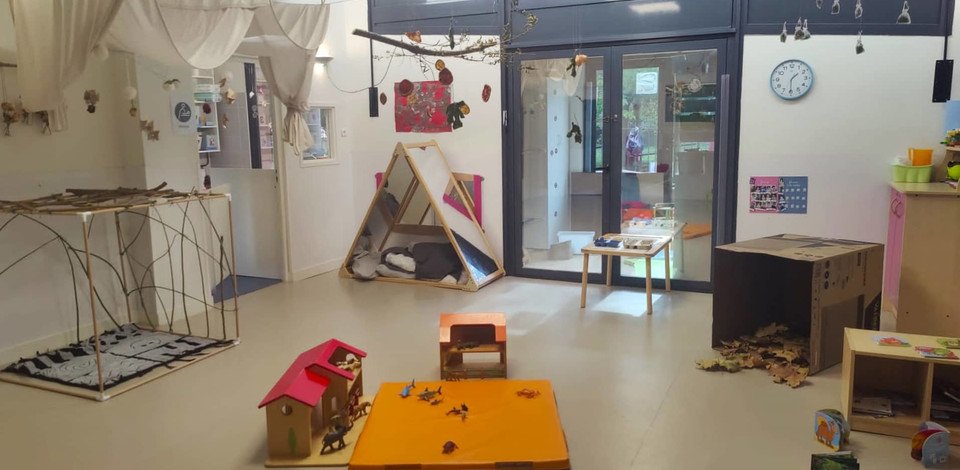 Crèche Montfavet Les Petits Loups people&baby espace de vie tapis d'éveil jeux enfants livres enfants tipi