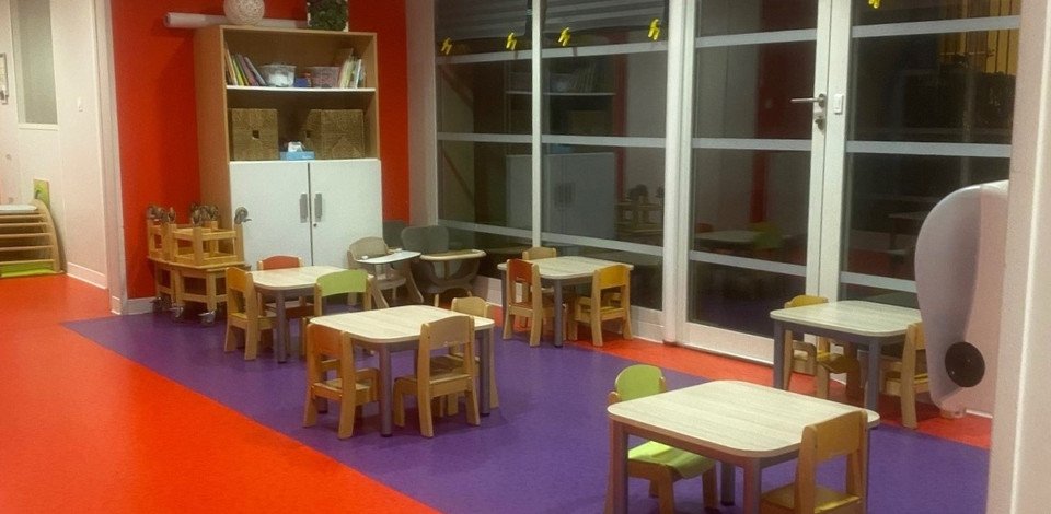 Crèche Avon A Saute-Mouton people&baby espace de vie tables chaises enfants activité pédagogique