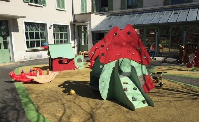 Crèche Le Mesnil-Saint-Denis Les Mesniloups du Bourg people&baby espace extérieur parc à jeux toboggan éveil cabane enfants