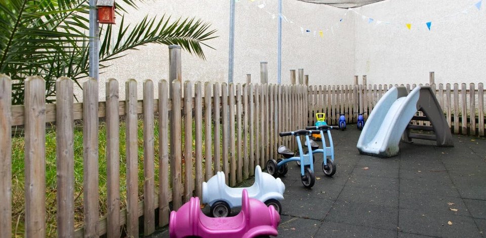 Crèche Issy-les-Moulineaux Diamant people&baby espace extérieur jeux enfants toboggan vélo enfant jardin nature