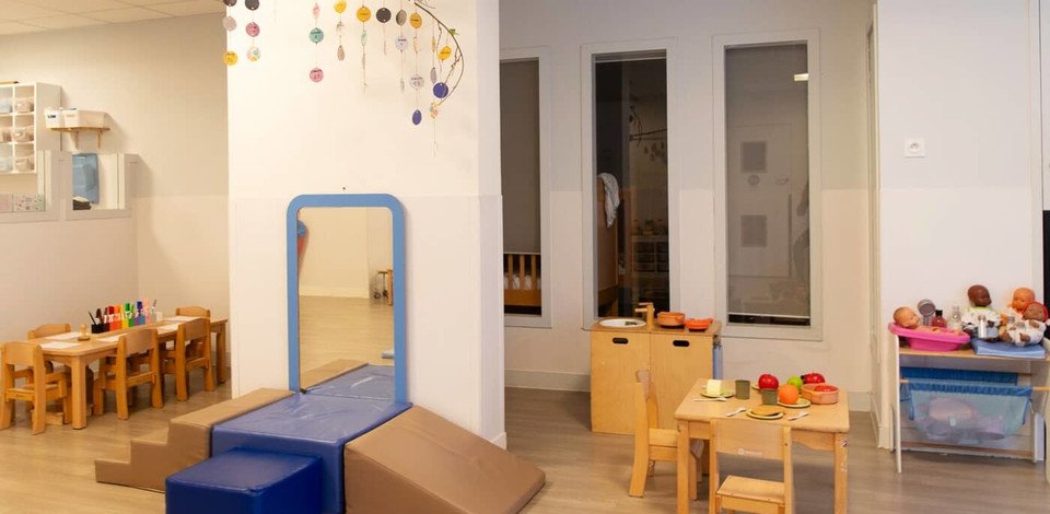 Crèche Issy-les-Moulineaux Diamant people&baby salle de vie jeux enfants jeux en bois motricité