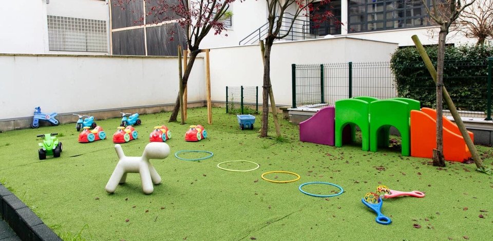 Crèche Suresnes Les Bleuets people&baby espace extérieur parc à jeux enfants vélos enfants nature jardin