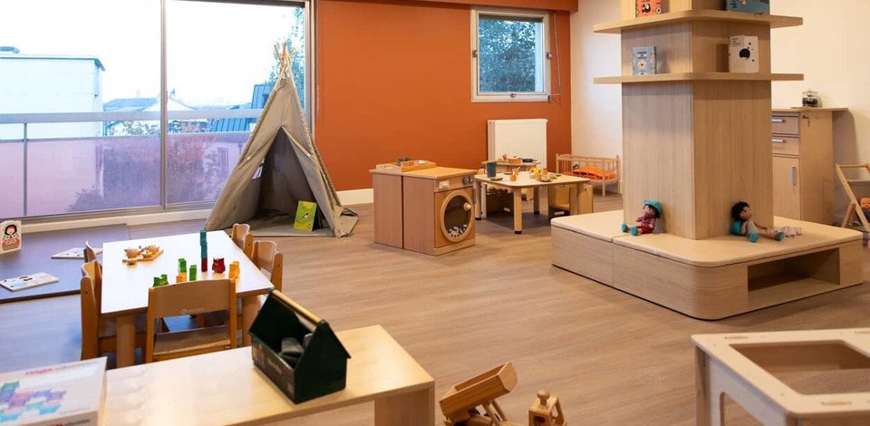 Crèche Suresnes La Colline people&baby salle de vie jeux en bois pédagogie tipi 