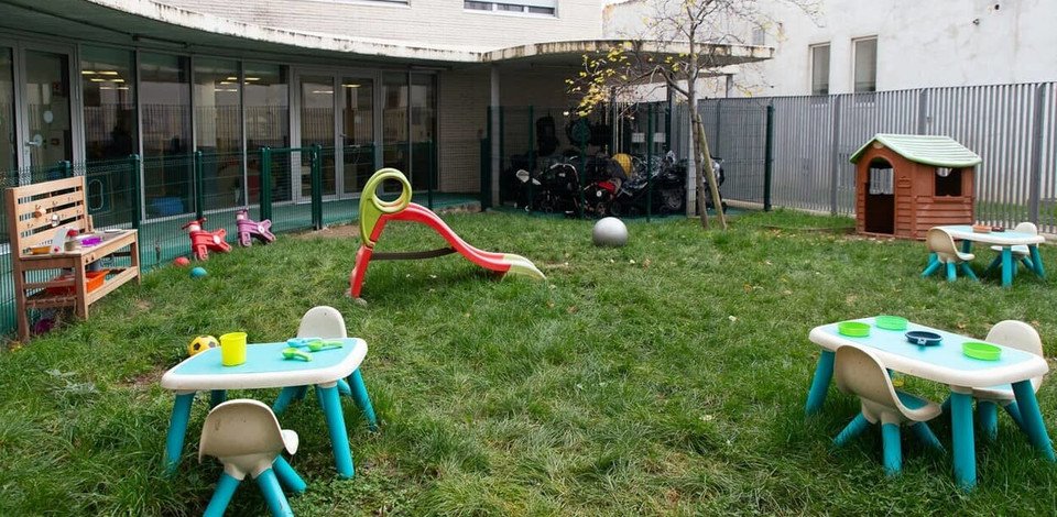 Crèche Saint-Denis Grain d'ailes people&baby espace extérieur jardin nature cabane jeux enfants