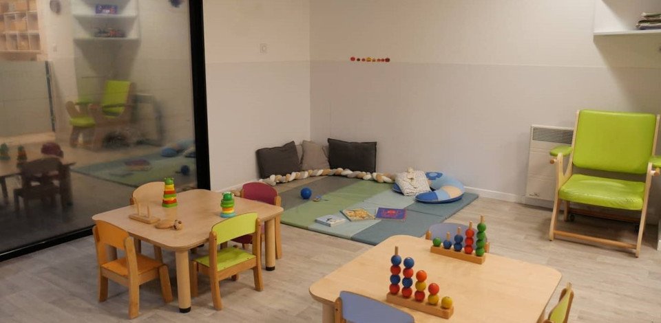 Salle de vie table jeux enfants tapis éveil bébé pédagogie crèche people and baby