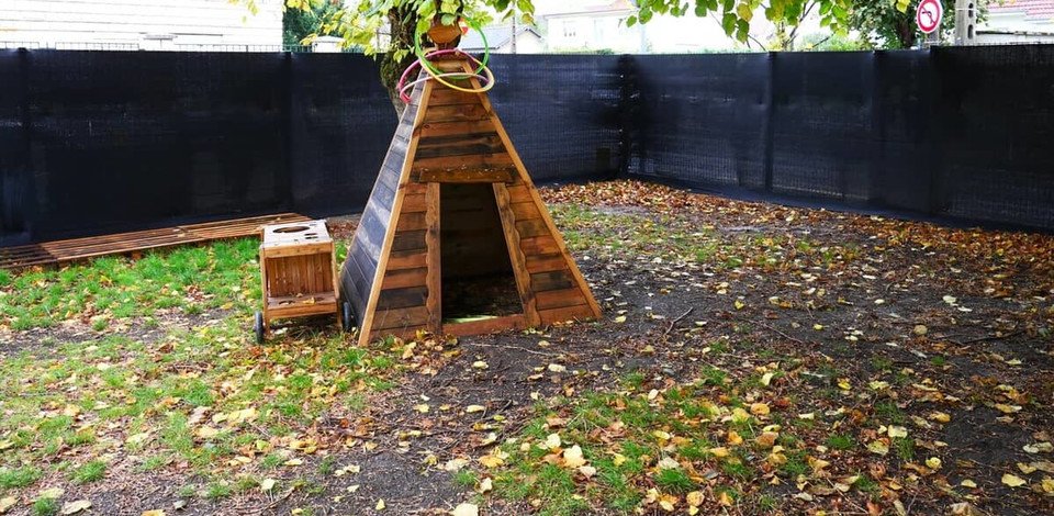 Crèche Ermont Eucalyptus people&baby espace extérieur jardin nature cabane tipi enfants éveil pédagogie