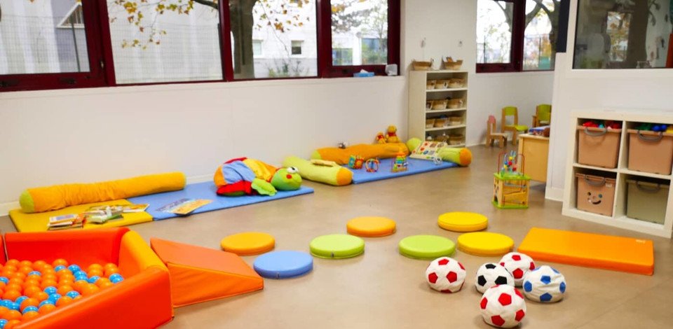 Crèche Pontoise Les Petits Papillons people&baby espace de vie piscine à boules jeux enfants tapis d'éveil motricité