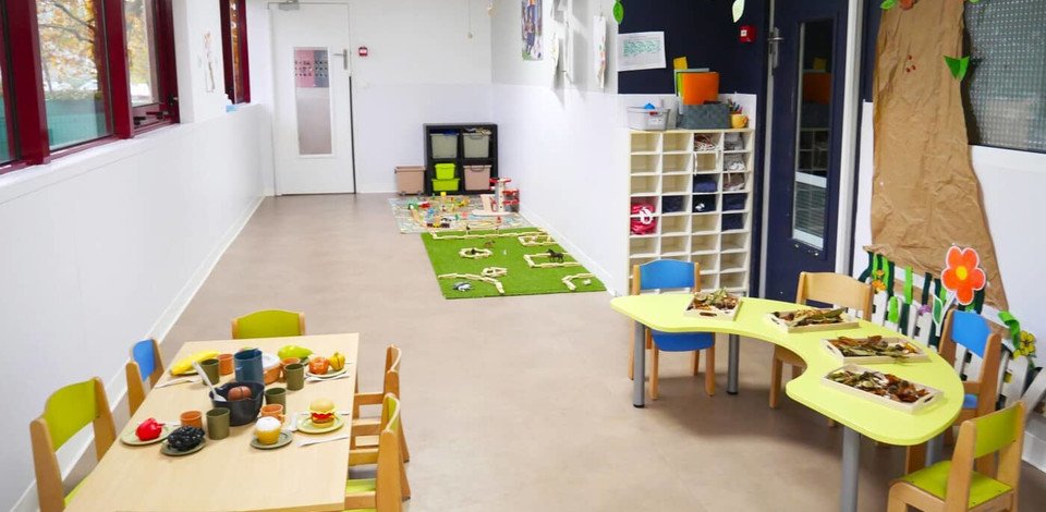 Crèche Pontoise Les Petits Papillons people&baby espace de vie tables chaises enfants activités pédagogiques jeux enfants éveil