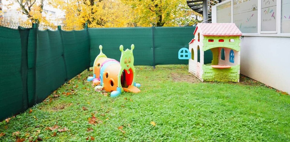 Crèche Osny Les Coccinelles people&baby espace extérieur jardin nature cabane enfants jeux enfants éveil