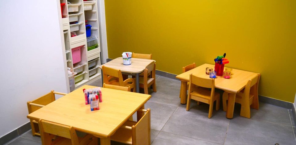 Crèche Nice Capelina people&baby espace de vie tables enfants activité pédagogique enfants peinture éveil crèche