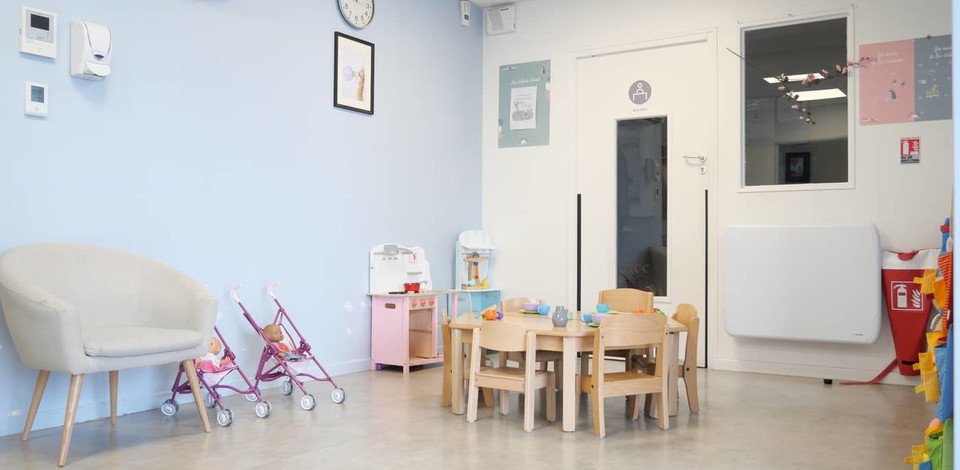 Crèche Ivry-sur-Seine Ivry Casanova people&baby espace de vie tables chaises enfants jeux enfants poussettes 