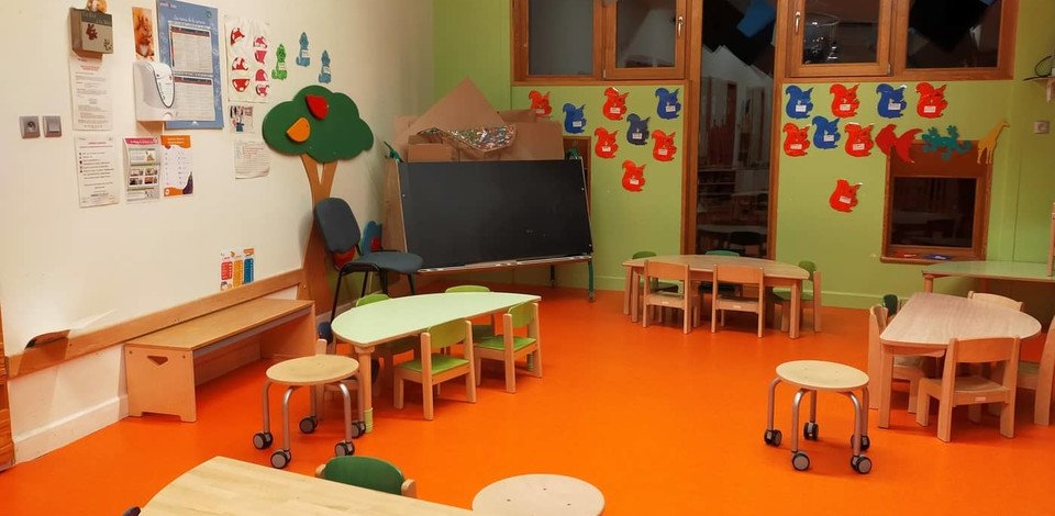 Crèche Chablis Arc-en-ciel people&baby espace de vie tables chaises enfants éveil pédagogie