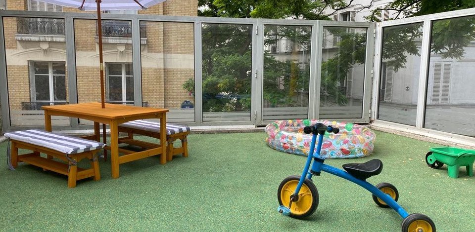 Crèche Paris 18 Gabrielle people&baby espace extérieur piscine brouette vélo enfant