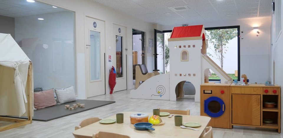 Crèche Charenton-le-Pont Litchi people&baby espace de vie parc à jeux intérieur toboggan enfants jeux en bois 