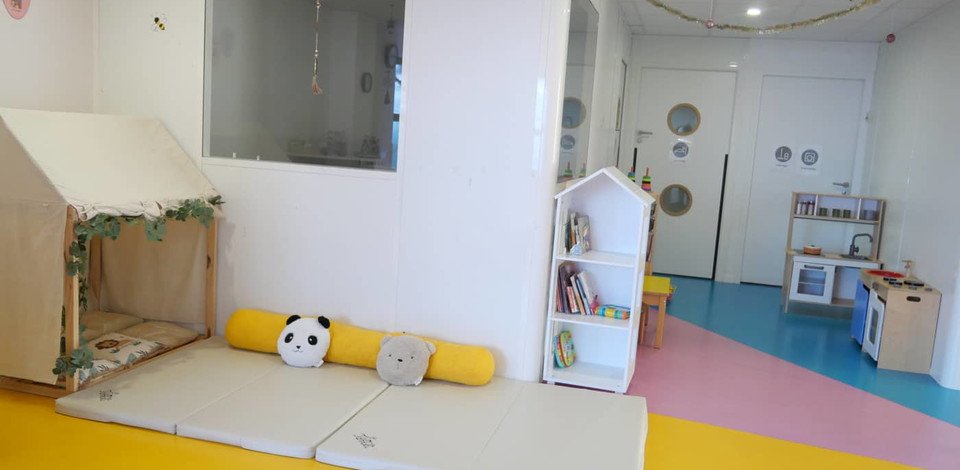Crèche Saint-Ouen-l'Aumône Les Libellules people&baby espace de vie tapis éveil motricité cabane enfants livres enfants