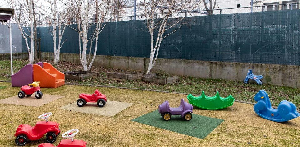 Crèche Issy-les-Moulineaux Baby d'Ailleurs people&baby espace extérieur jardin nature jeux enfants crèche