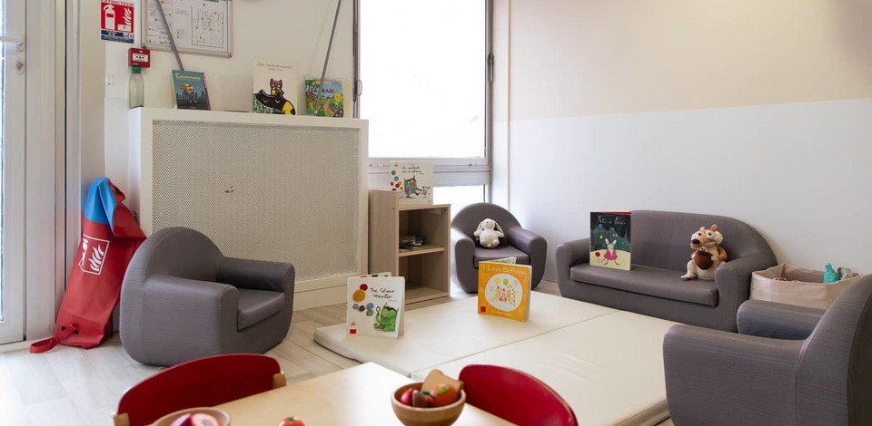 Crèche Saint-Cloud Ladybird people&baby espace de vie tables livres enfants lecture éveil tapis motricité