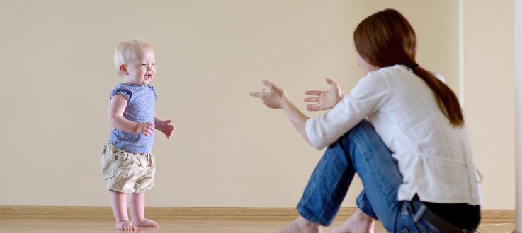 Premiers pas de bébé : apprendre à marcher  