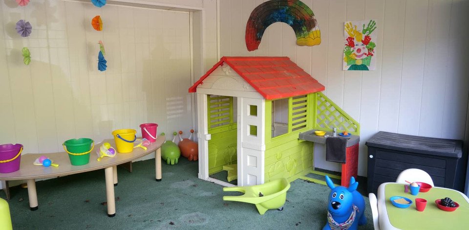 Crèche Saint Quentin Les Petites Chenilles people&baby parc à jeux enfants cabane