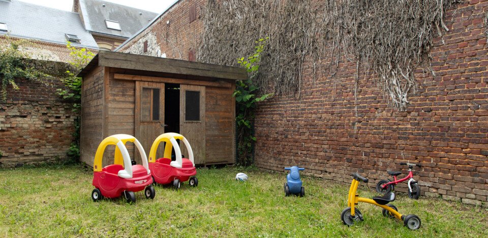 Crèche Harfleur Les Voiles people&baby espace exterieur cabane nature enfants
