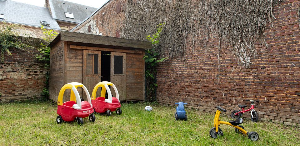 Crèche Harfleur Les Voiles people&baby espace exterieur cabane nature enfants