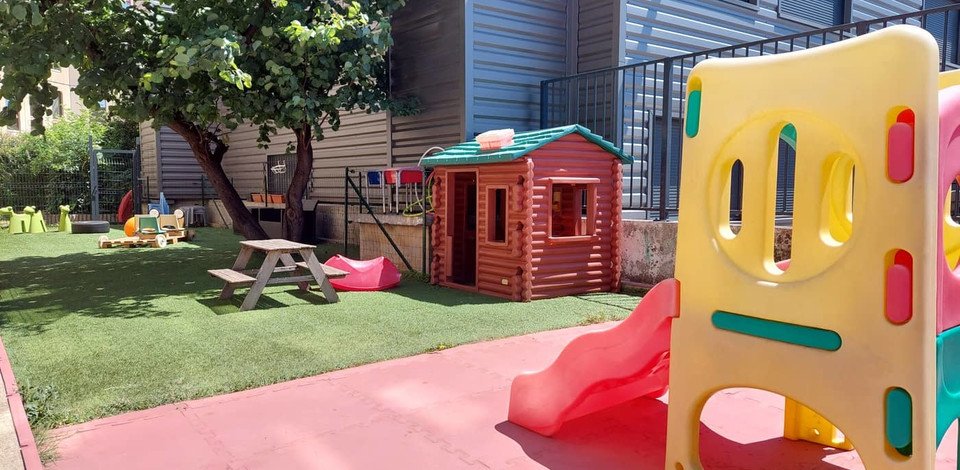Crèche Villeurbanne Happy Baby people&baby espace extérieur cabane nature motricité enfants