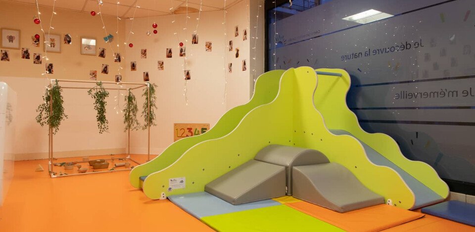 Crèche Issy Les Moulineaux Noisette people&baby espace de vie bébé livres jeux en bois