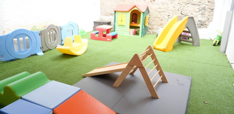 Crèche Nantes bercelune people&baby espace extérieur enfants parc à jeux cabane