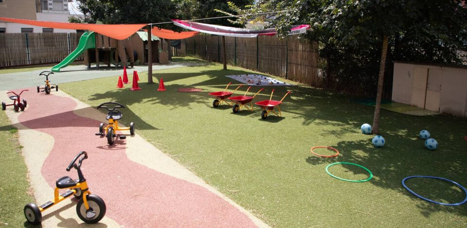 Crèche Toulouse La Marelle Bordelongue people&baby espace extérieur jeux enfant