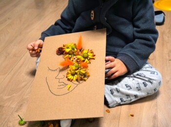 Fleurs piquées sur carton : cadeau de fête des mères