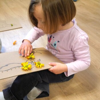 Fleurs piquées sur carton : cadeau de fête des mères