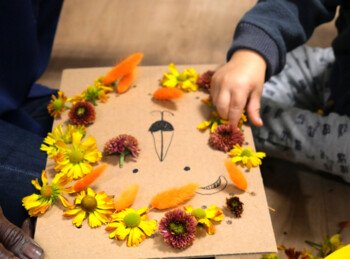 Fleurs piquées sur carton : cadeau de fête des mères